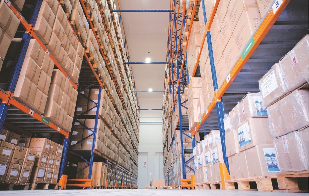 AFE tiene 10000m2 de espacio de almacenamiento, gestión de inventarios mediante WMS y rampas de carga y descarga.