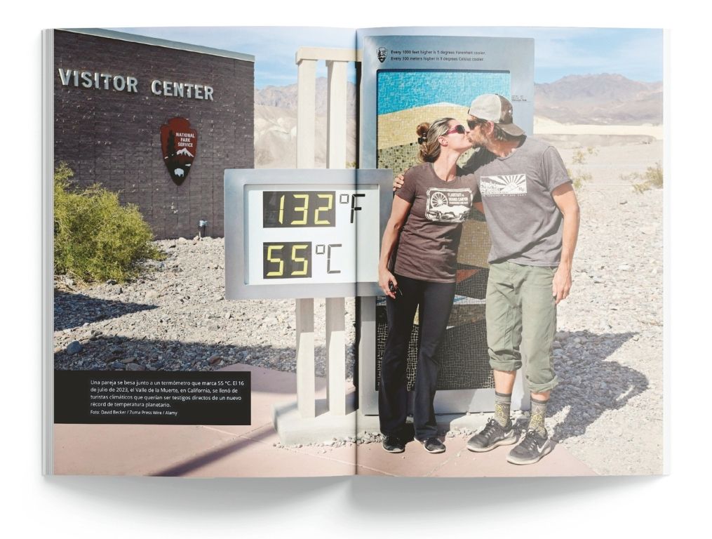 Turismo climático en el Valle de la Muerte, California. Piquito junto al termómetro que marca 55 °C, nuevo récord de temperatura planetaria.