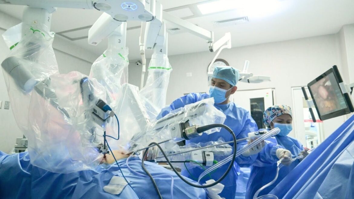 El Hospital Nacional Dos de Mayo alcanzó las 500 cirugías robóticas en cinco especialidades. Foto: Minsa
