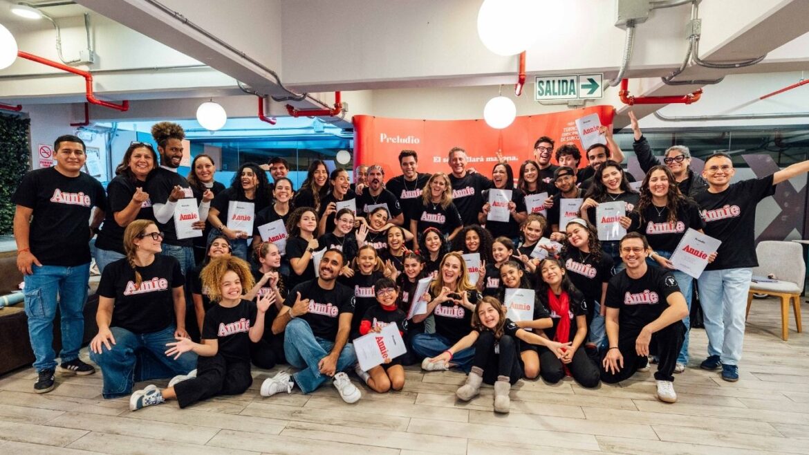 Elenco de “Annie: el musical” durante los ensayos y preparativos para su estreno en Lima.