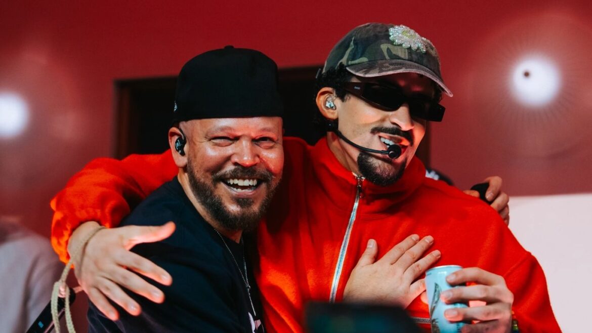 Residente y Bad Bunny posan juntos para promocionar la película Porto Rico.