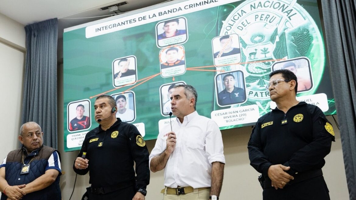 Rafael Belaúnde tras rescate de Jenss Lara. Foto: Mindef