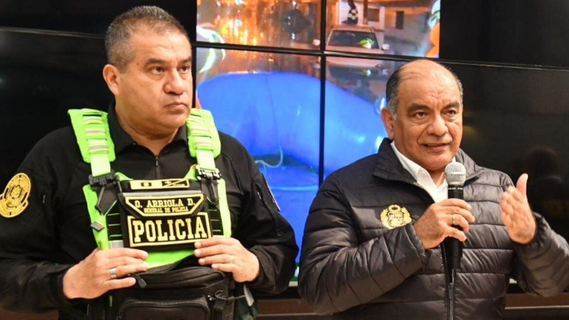 Óscar Arriola junto al Ministro del Interior