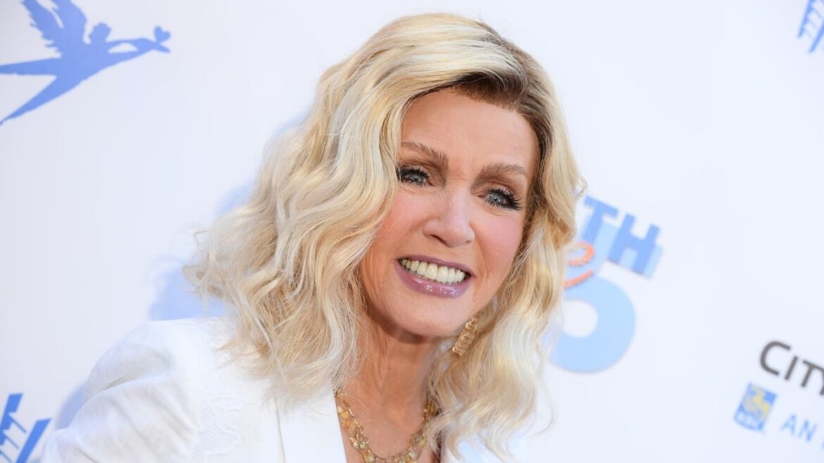 Donna Mills, actriz de Knots Landing, durante una aparición pública tras anunciar su incorporación a la plataforma OnlyFans.