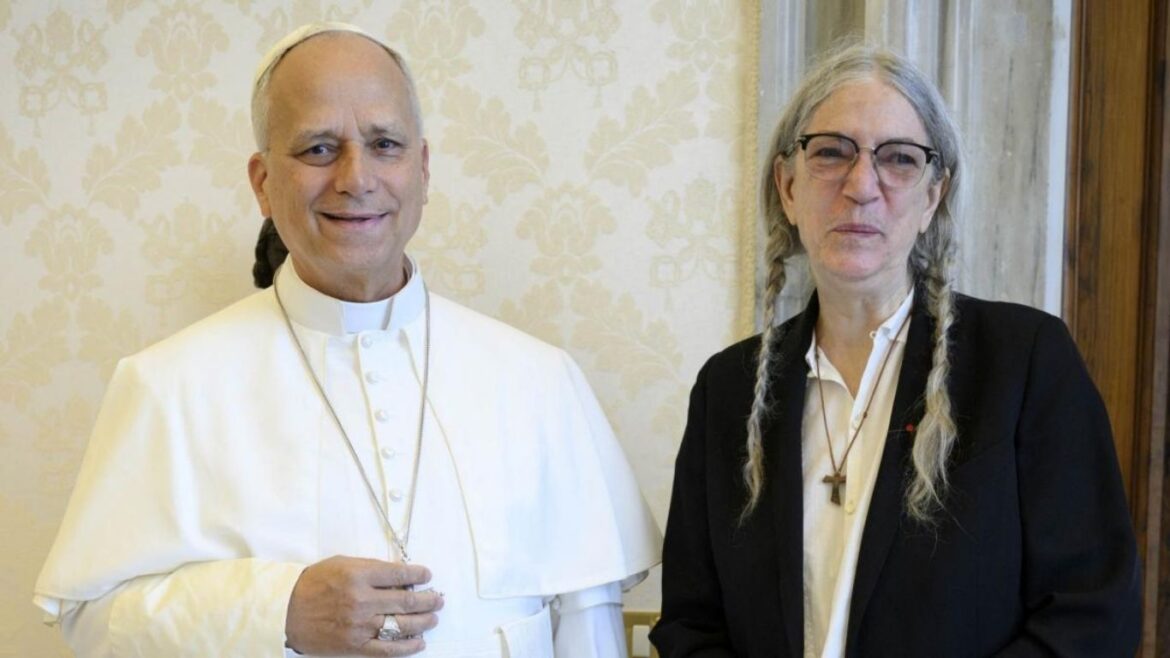 Patti Smith, cantante estadounidense conocida como la “Sacerdotisa del Rock”, durante su encuentro con el Papa León XIV en el Vaticano.