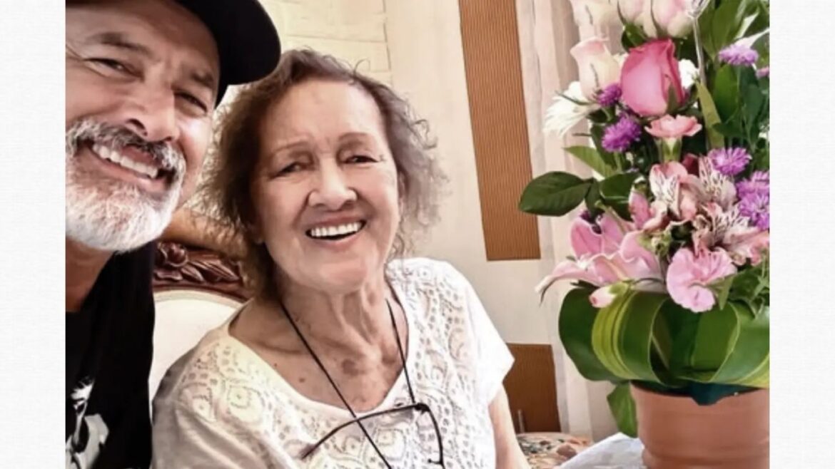 Carlos Alcántara aparece sonriente junto a su madre Isabel Vilar, conocida como ‘Chavela’.