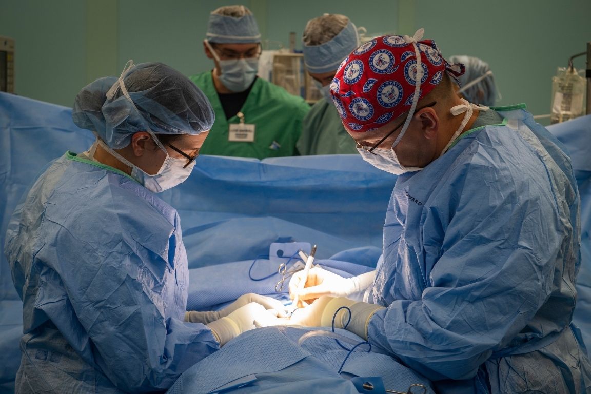 Operación en el USNS Comfort durante misión de apoyo médico de 11 semanas en Centroamérica y Sudamérica, en octubre de 2018. Foto: Armada de los Estados Unidos