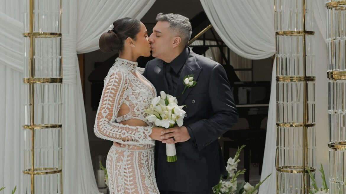 Ricardo Mendoza y Katya Mosquera posan juntos durante la celebración de su matrimonio.