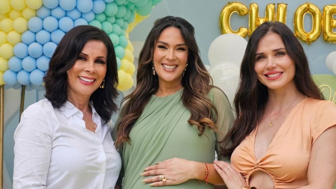 Silvia Cornejo posa junto a sus amigas durante el baby shower de su segundo hijo.