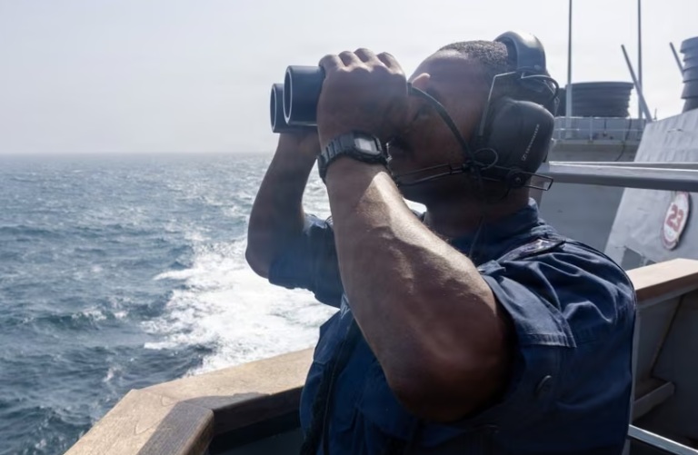 Un militar estadounidense a bordo del 'USS John Paul Jones' en el estrecho de Ormuz- CENTCOM - Larek