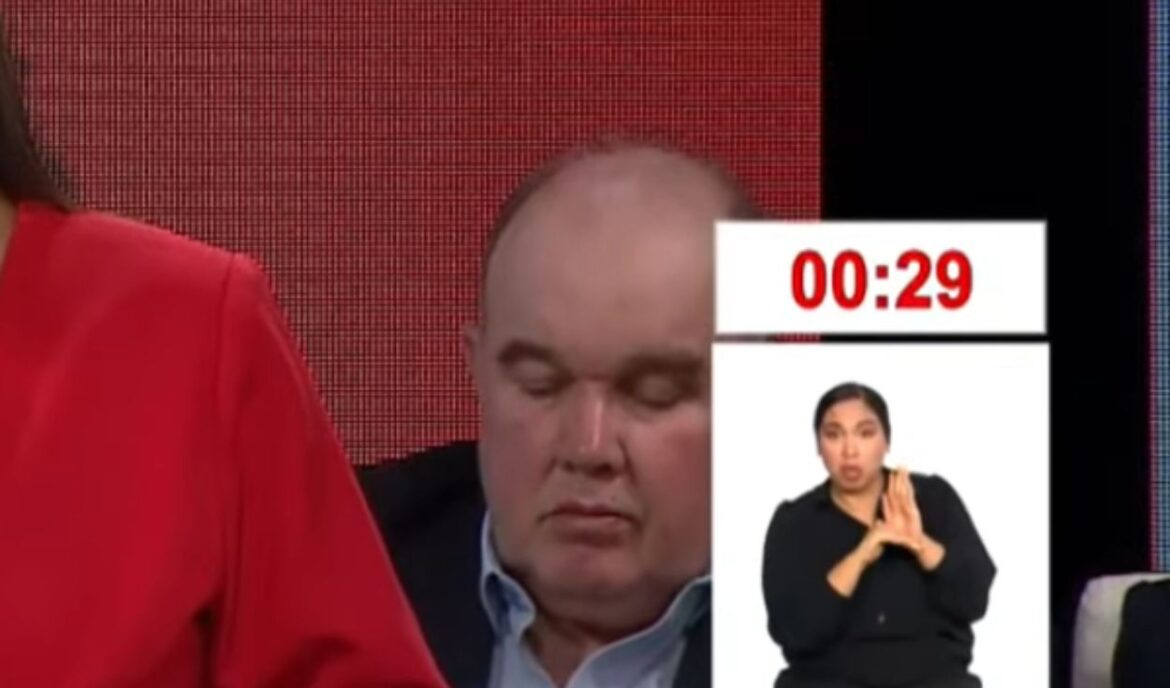 Rafael López Aliaga es captado durmiendo durante el debate. Foto: captura
