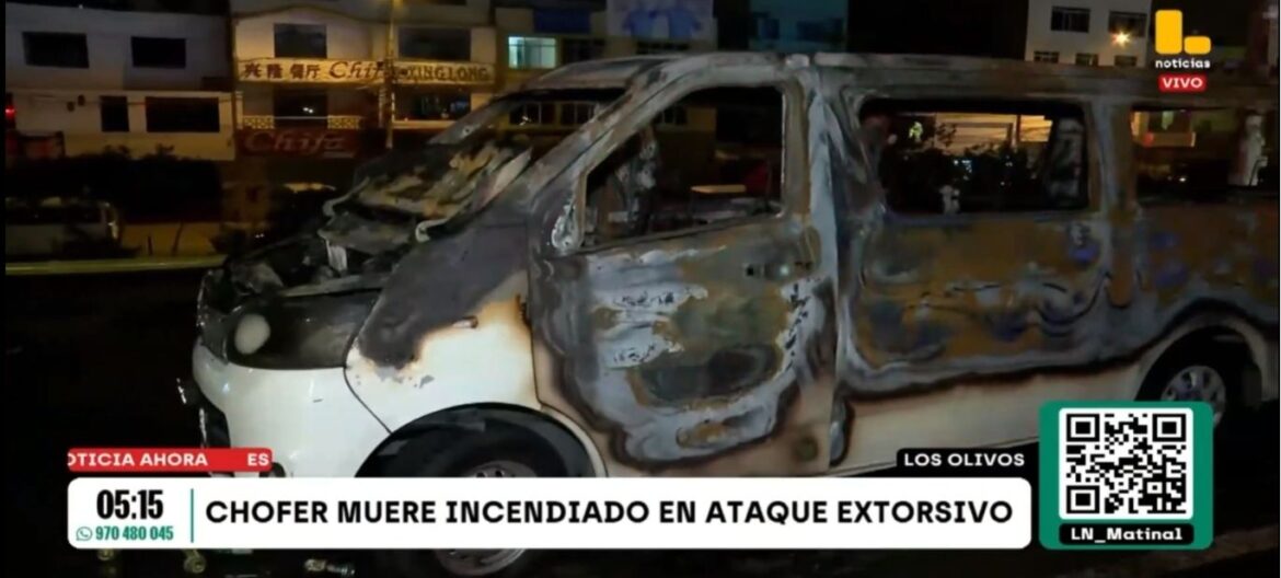 Un conductor terminó calcinado tras ser roceado de material inflamable y fallecer dentro del vehículo. Foto: captura Latina