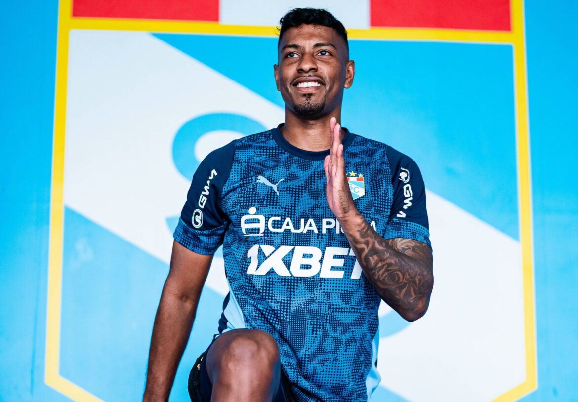 Miguel Araujo intervino ante los reclamos de hinchas de Sporting Cristal tras la agresión a Julio César Uribe. (Foto: Sporting Cristal)