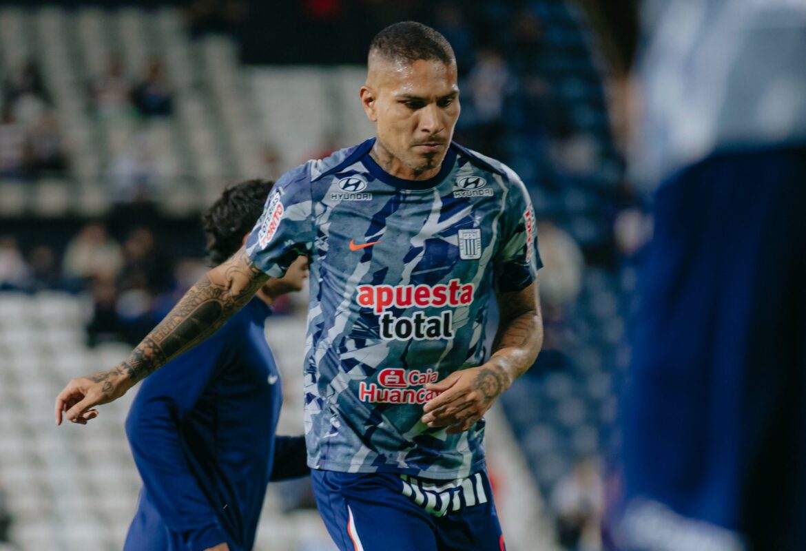Paolo Guerrero arrastra complicaciones físicas y quedaría fuera del clásico entre Alianza Lima y Universitario. (Foto: Alianza Lima)