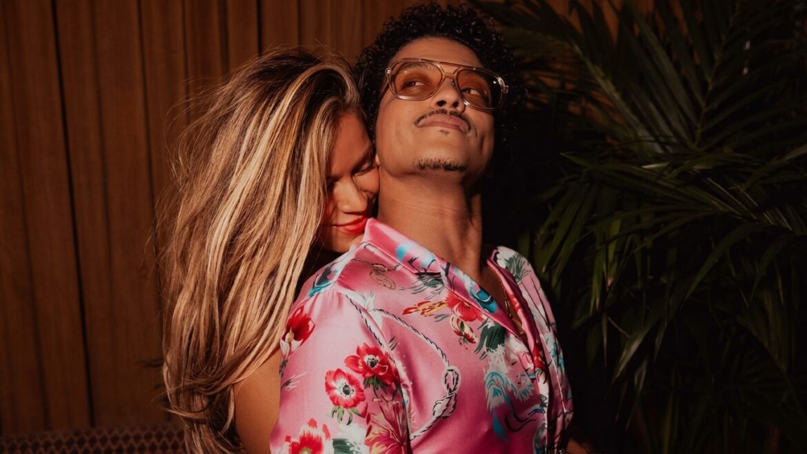 Karol G y Bruno Mars juntos durante la presentación de “Still”, su nueva colaboración musical.