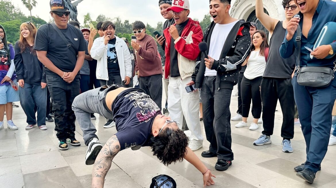 Jóvenes participan en una batalla de aura mientras otros observan y graban con sus celulares.
