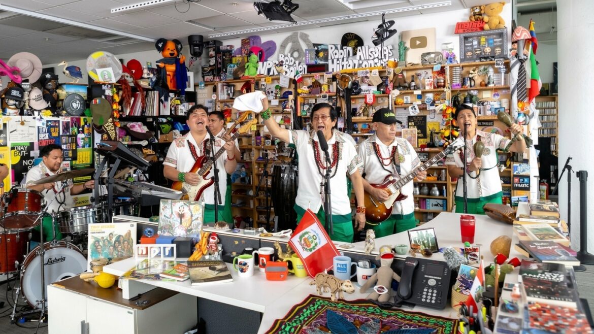 Los Mirlos durante su presentación de Tiny Desk para NPR Music con elementos de la cultura amazónica peruana.