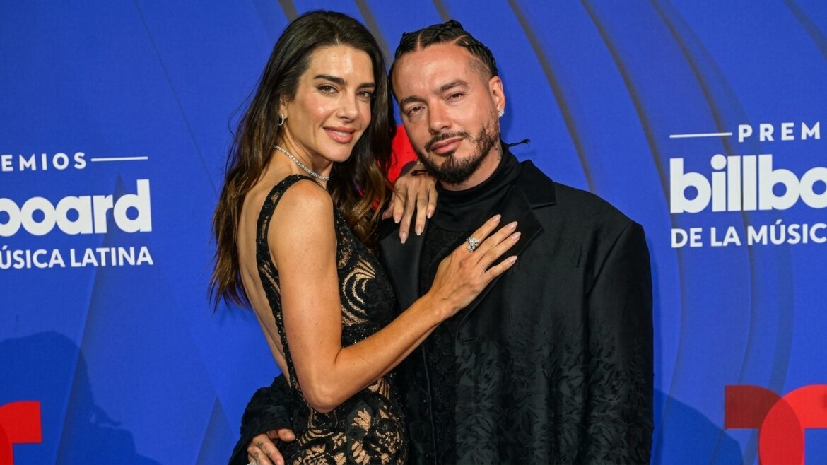 J Balvin y Valentina Ferrer posan juntos durante su relación.
