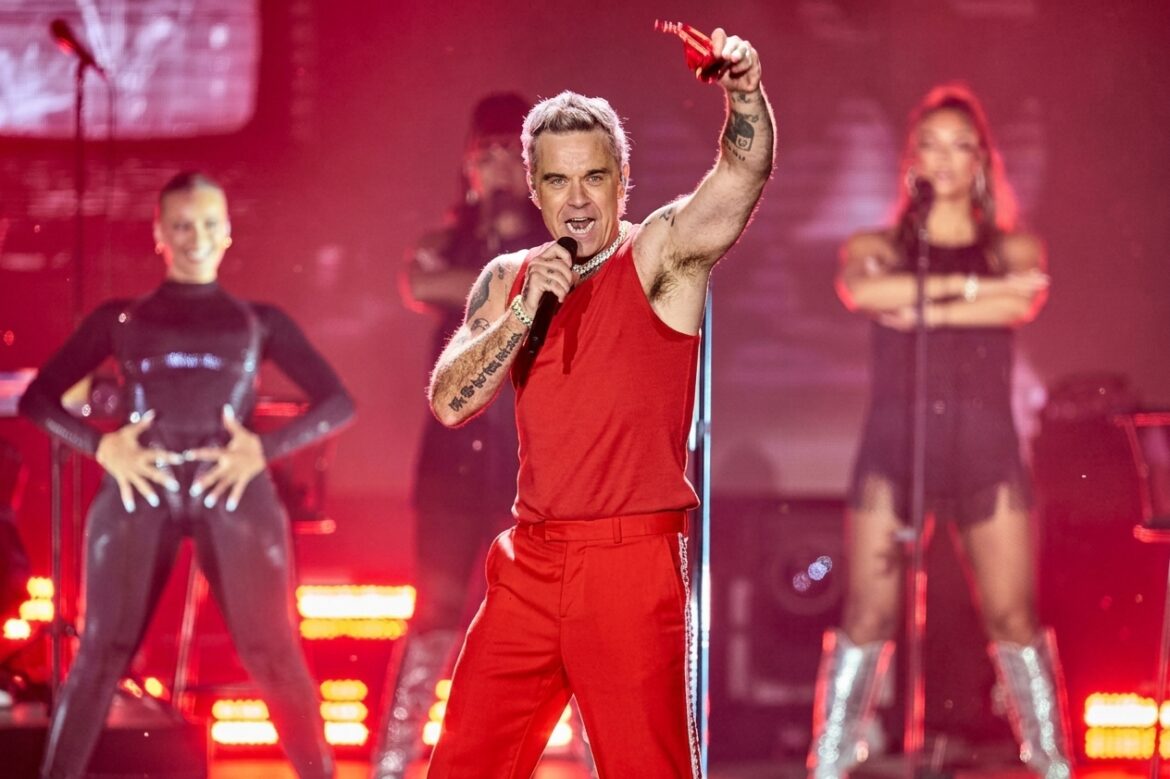 Robbie Williams saluda a sus fans peruanos antes de sus conciertos en Lima.