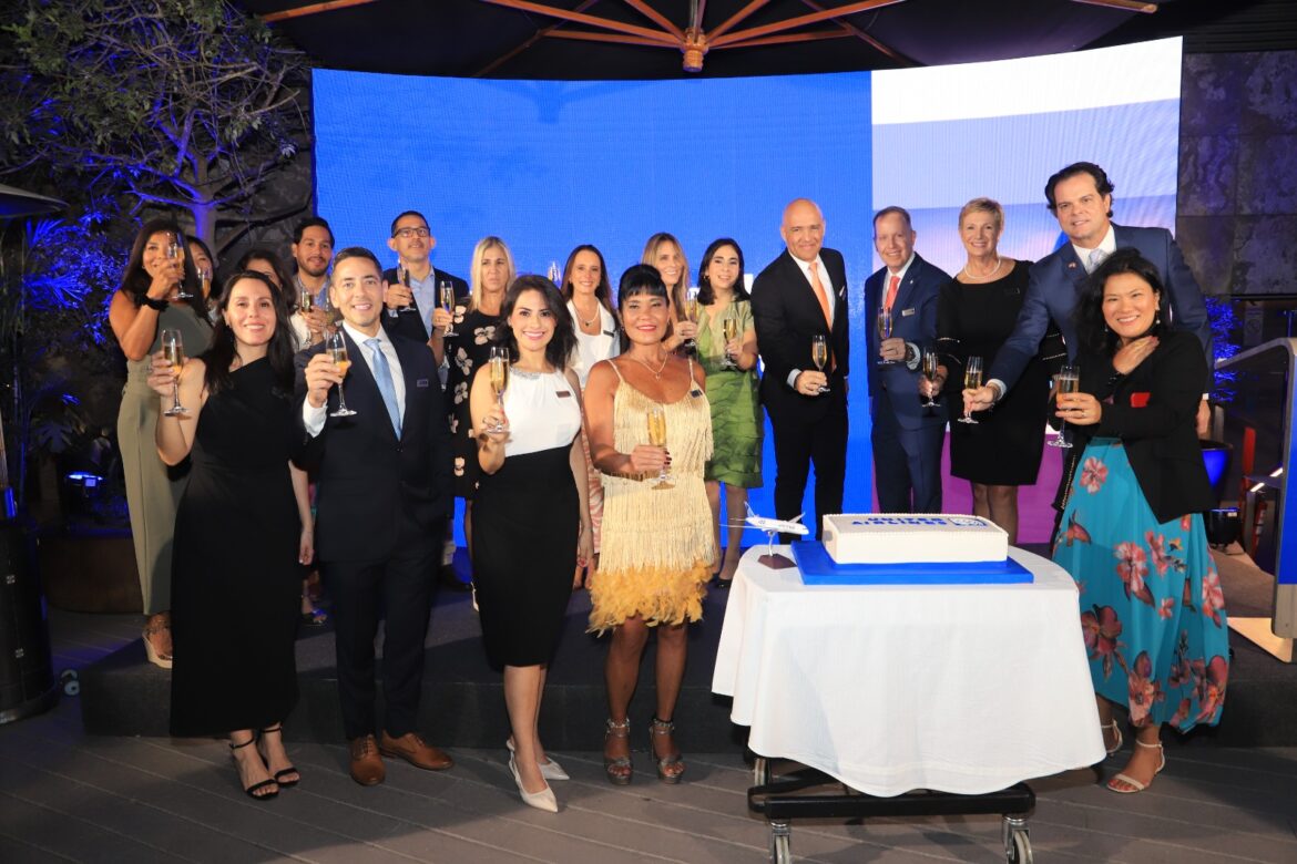Invitados y representantes de United Airlines durante la celebración por sus 30 años en el Perú.