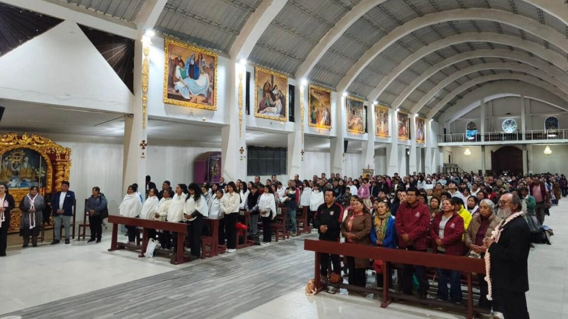 Sacerdote sorprende a feligreses durante misa con peculiar mensaje sobre las elecciones