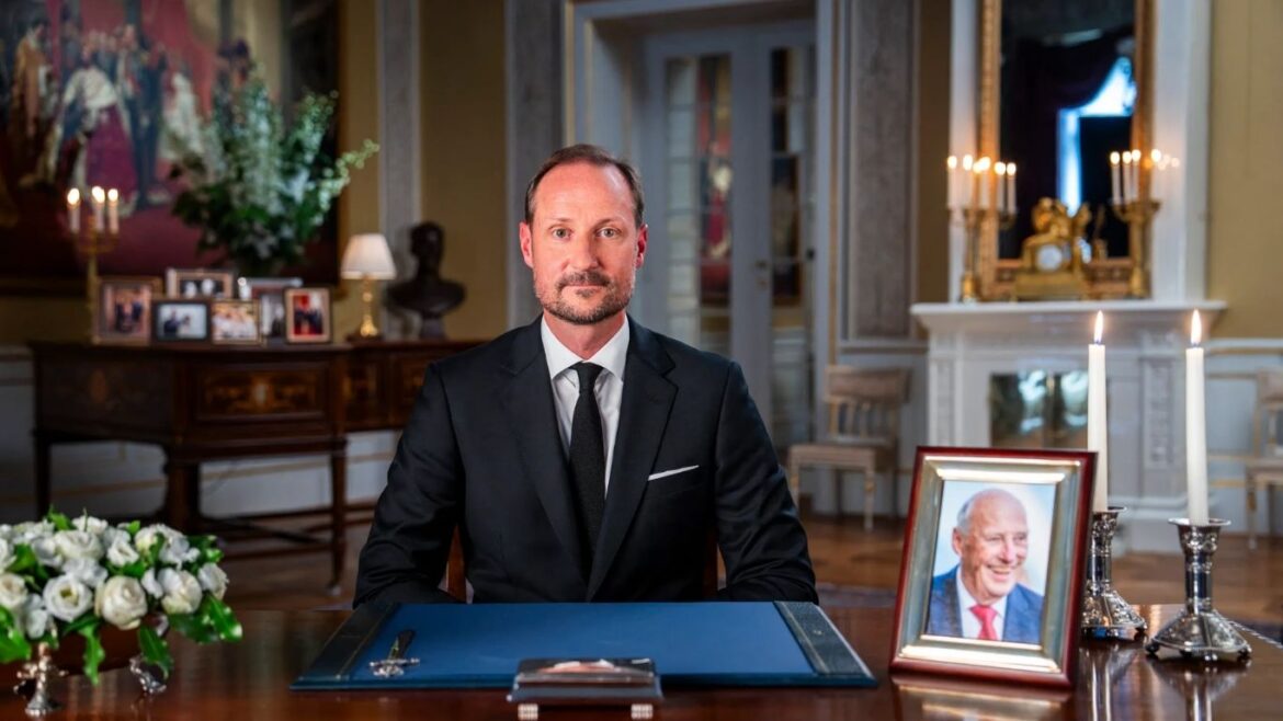 Haakon VIII junto a la princesa Ingrid Alexandra durante su juramentación como rey de Noruega.