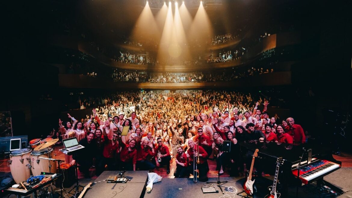 Adrián Bello durante su concierto sold out en el Gran Teatro Nacional junto a sus músicos e invitados.