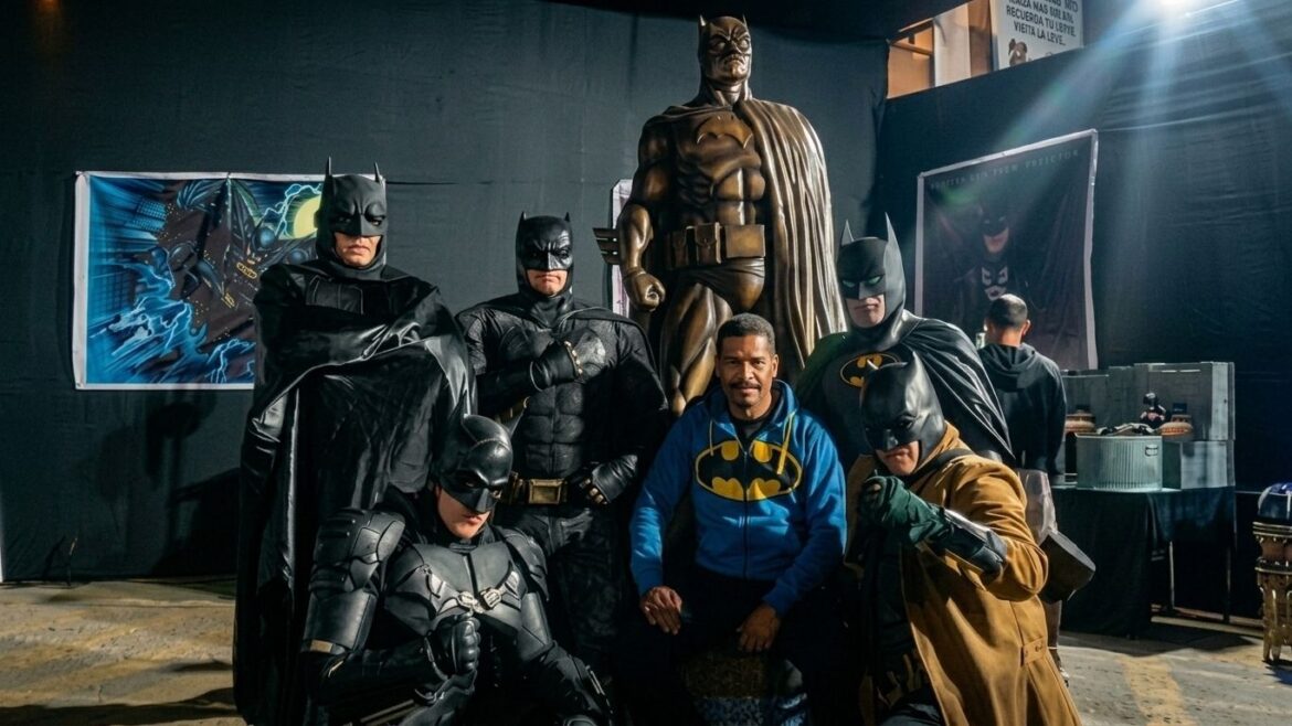Fanáticos y cosplayers participan en las actividades del Batman Day Perú 2026 en Lima.