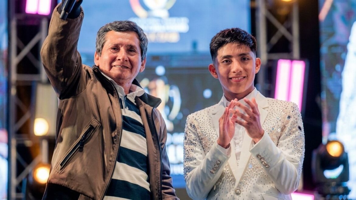 Óscar Junior durante una presentación de La Bella Luz, agrupación que actualmente lidera.