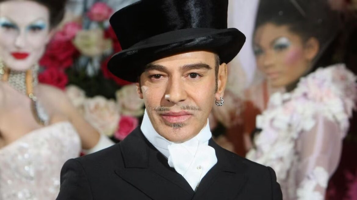 John Galliano, cuyo retiro de una exposición del Met genera incertidumbre sobre la Met Gala 2027.