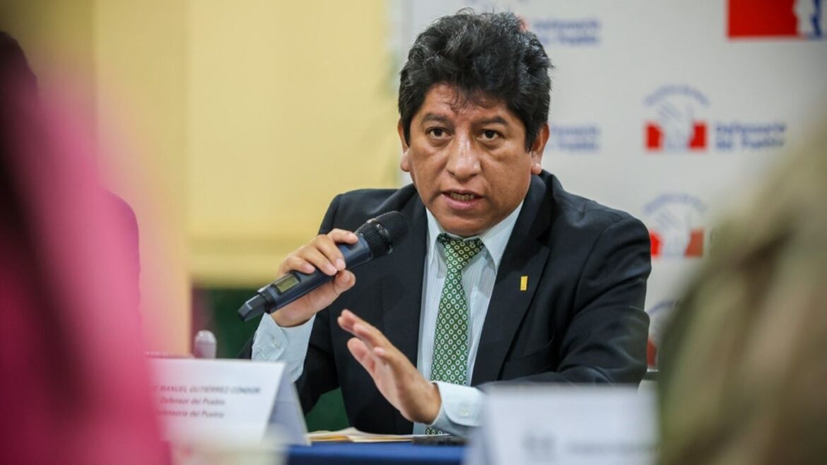 Josué Gutiérrez bajo cuestionamientos por viajes al extranjero. Foto: Defensoría del Pueblo