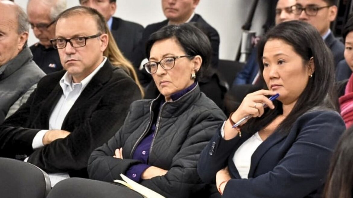 (De izquierda a derecha) Pier Figari, Ana Herz y Keiko Fujimori en audiencia de pedido de prisión preventiva por caso Cócteles, en 2018. Foto: Poder Judicial