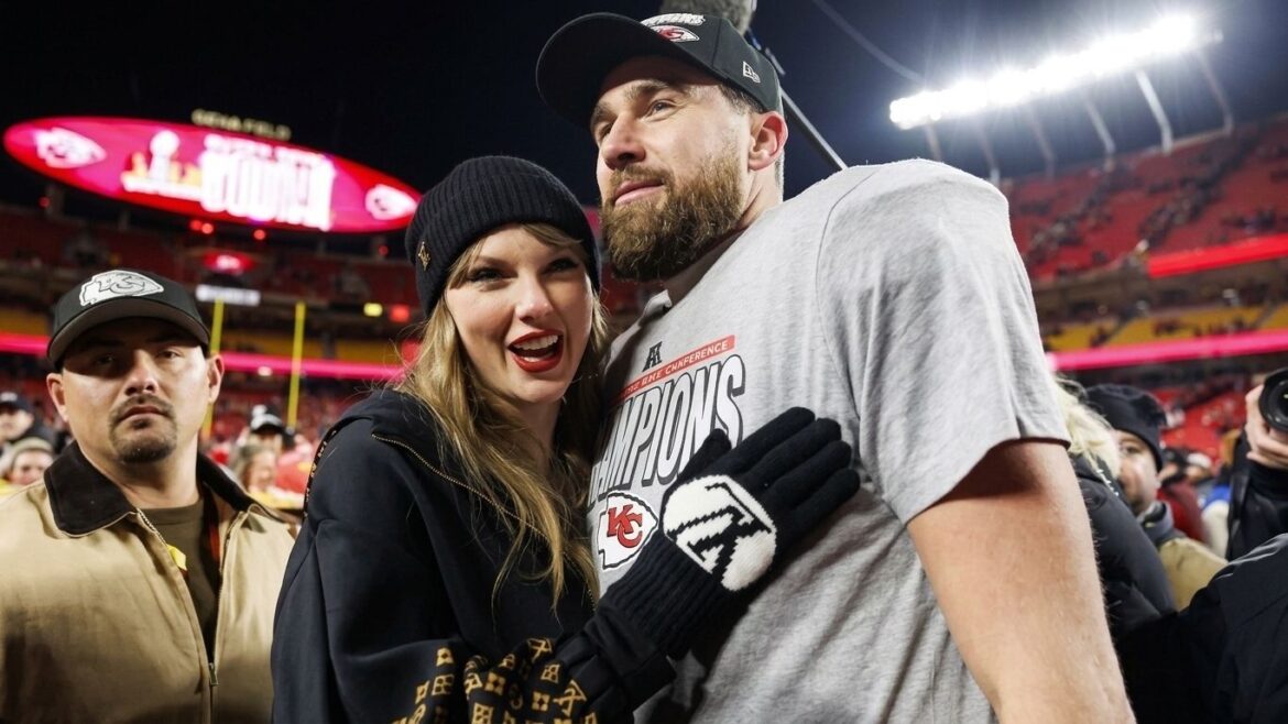 Taylor Swift luce su anillo de bodas durante el partido de Travis Kelce con los Kansas City Chiefs.