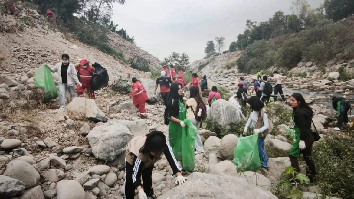 Vecinos de Carabayllo realizaron una jornada de limpieza en el río Chillón por el Fenómeno El Niño. Foto: difusión