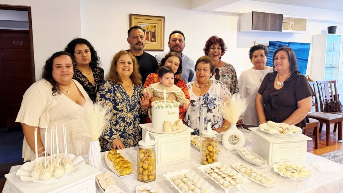 Ivana durante su ceremonia de bautizo en la Parroquia de la Santísima Trinidad de Trujillo.