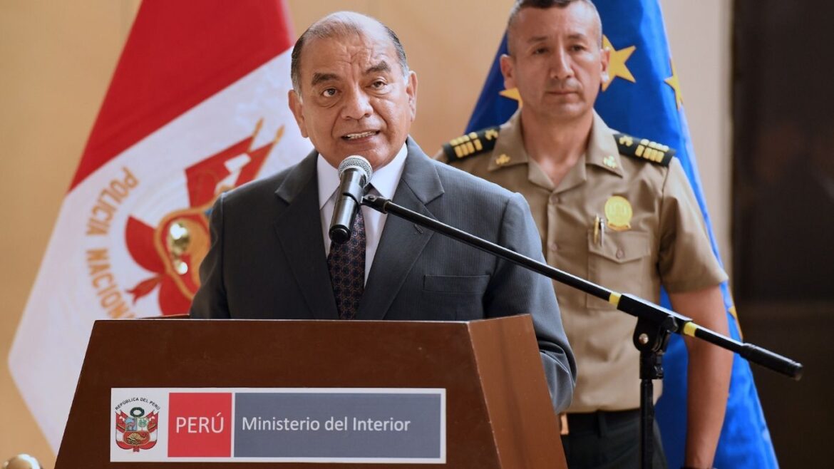 César Astudillo defiende eventual modificación de Ley de Armas. Foto: Mininter