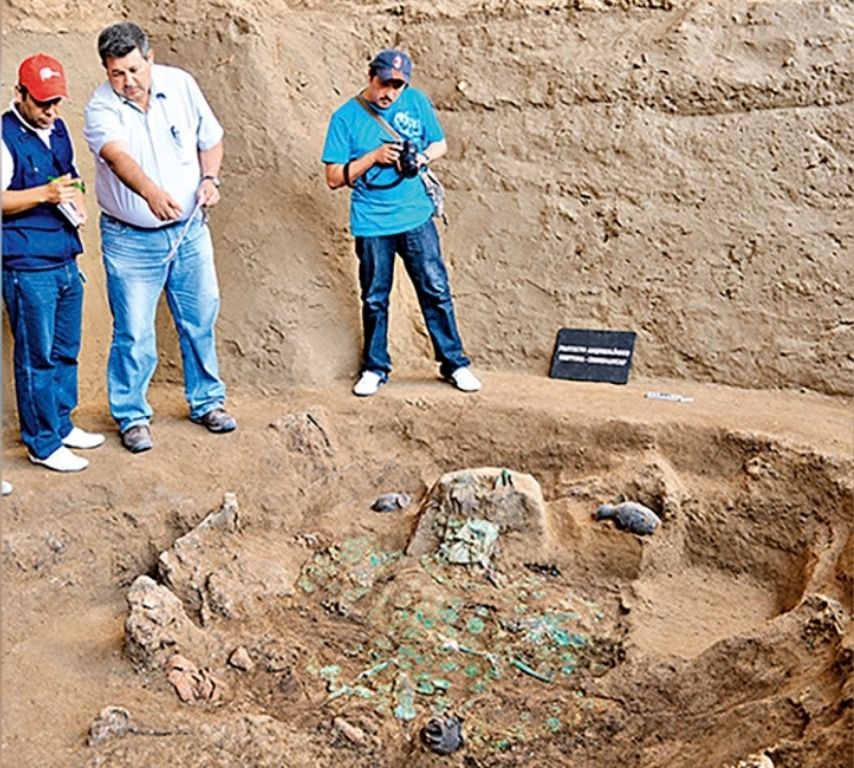 Carlos Wester La Torre, director del Museo Brüning de Lambayeque, en excavación.
