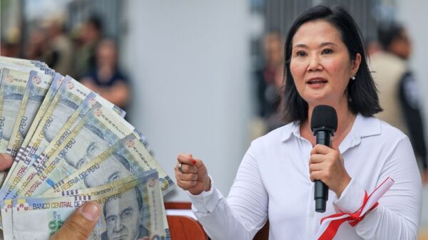 Keiko Fujimori anunció que el sueldo mínimo en el Perú aumentará. Foto: composición Caretas/Andina/Presidencia