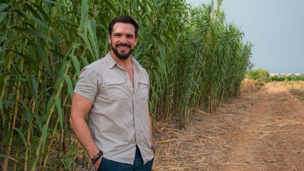Ismael La Rosa durante su aparición en People en Español para hablar de cine y educación.