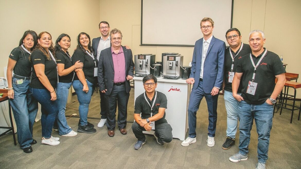 Presentación de las nuevas cafeteras Jura E8 y Z10 durante un evento de lanzamiento.