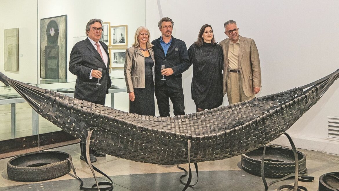 Visitantes recorriendo una exposición de arte contemporáneo en el MAC Lima.