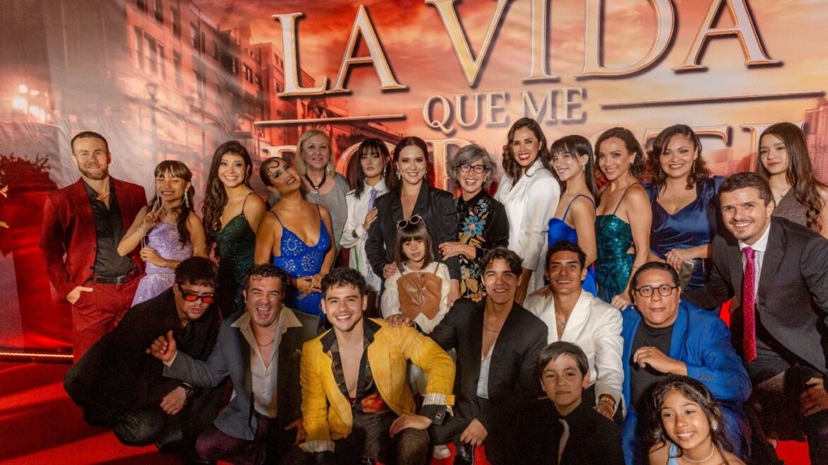 Elenco de La vida que me robaste durante la presentación del primer capítulo en una sala de cine.
