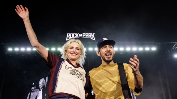 Linkin Park junto a Emily Armstrong durante su nueva etapa musical mostrada en el documental Unshatter.