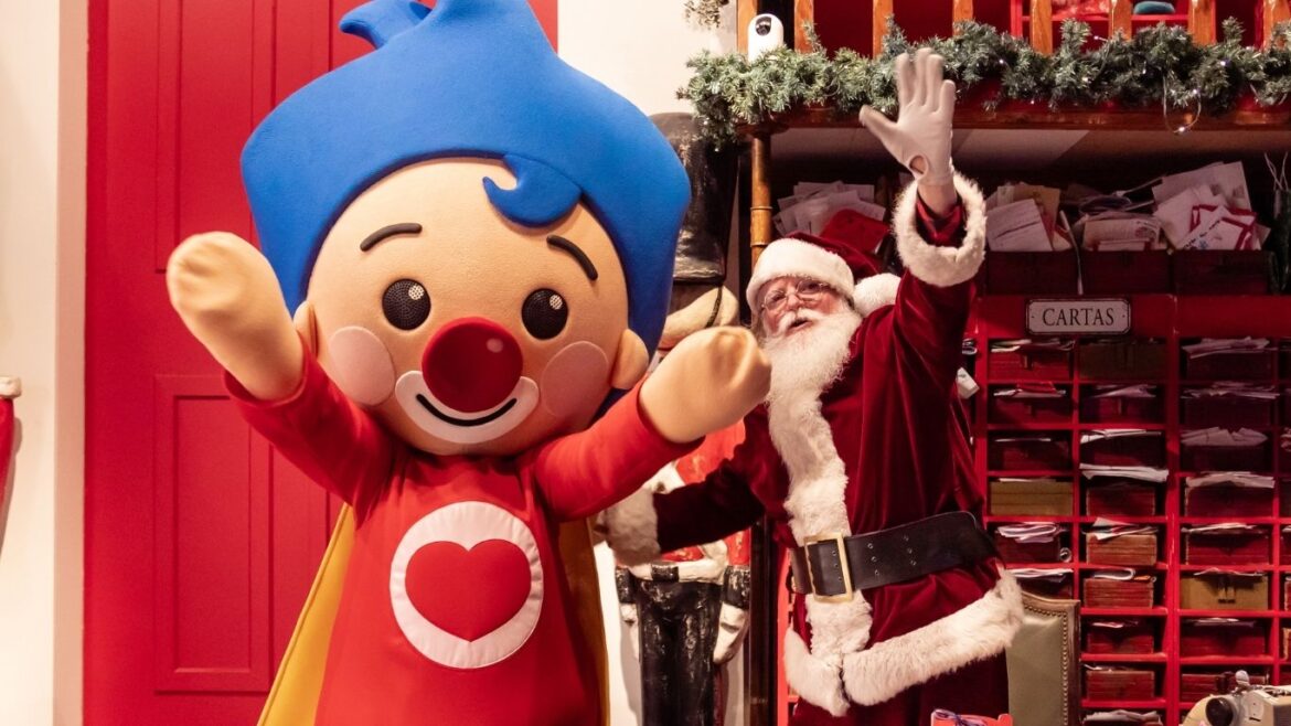 Plim Plim y sus personajes durante una presentación de su espectáculo infantil.