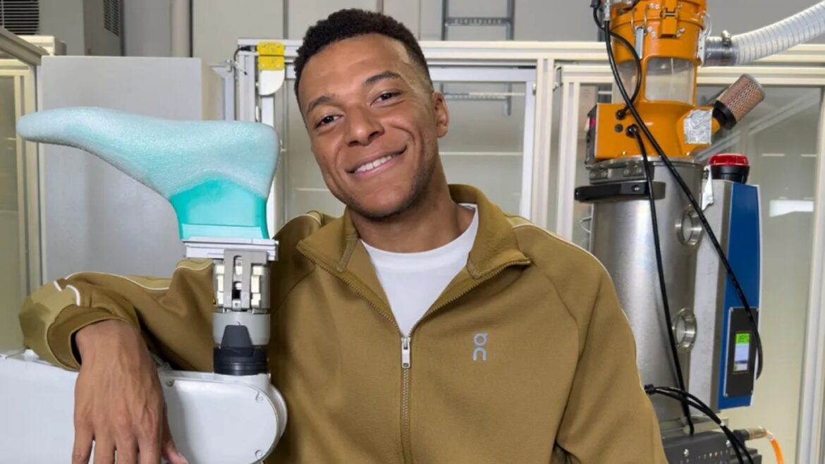 Kylian Mbappé durante una presentación relacionada con su nueva alianza con On.