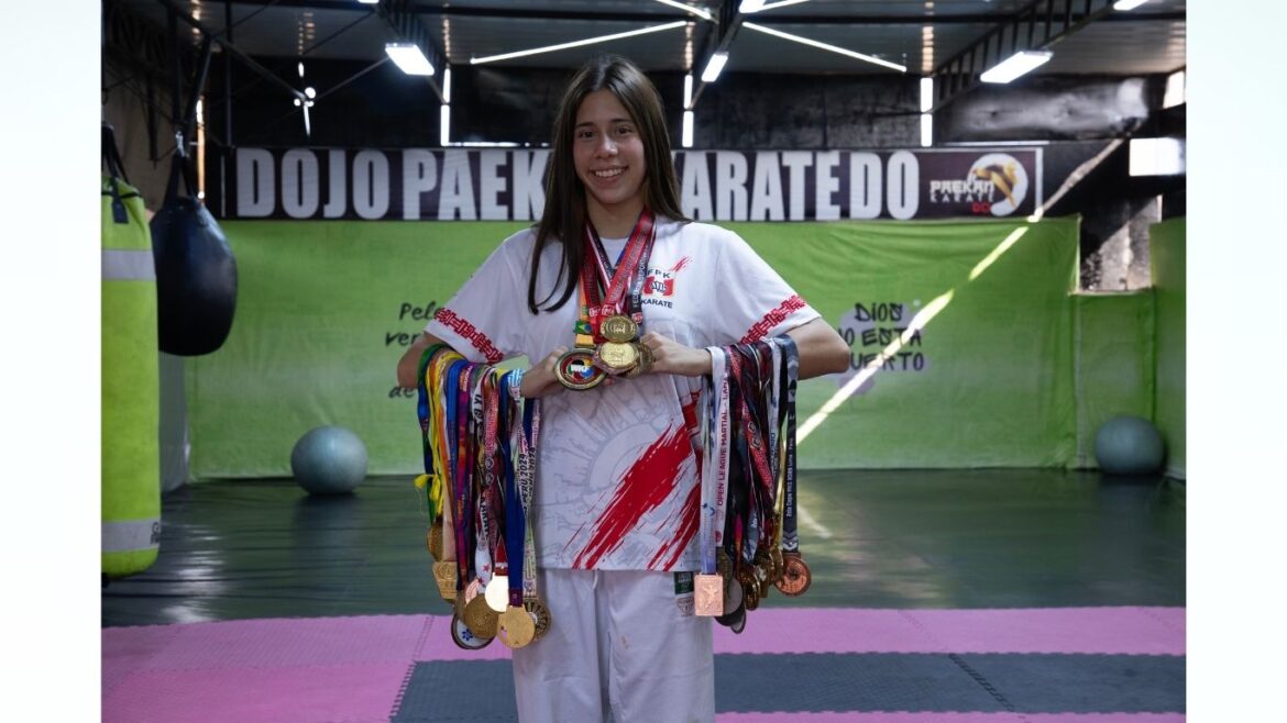 Pamela Arroyo durante una sesión de entrenamiento de karate antes del Mundial de Polonia 2026.