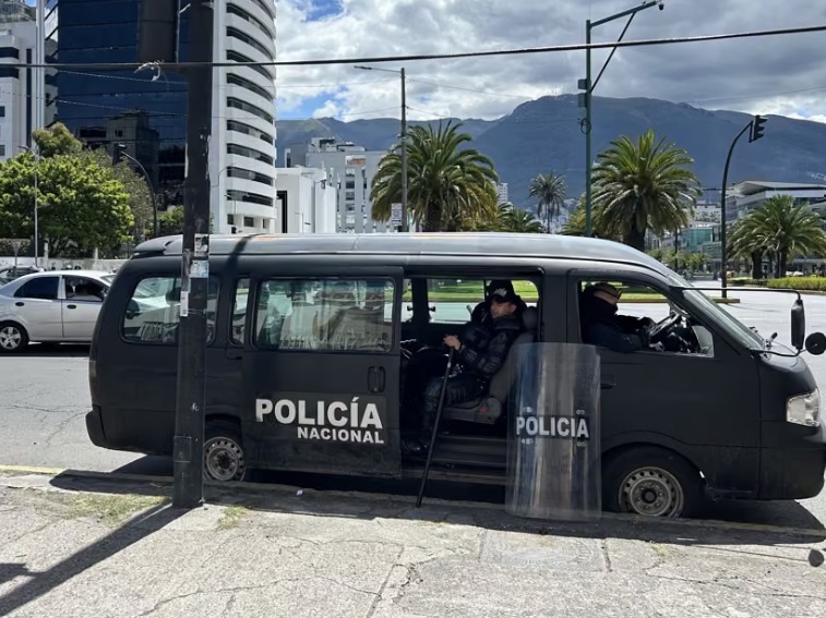 Policia Ecuador - toque de queda