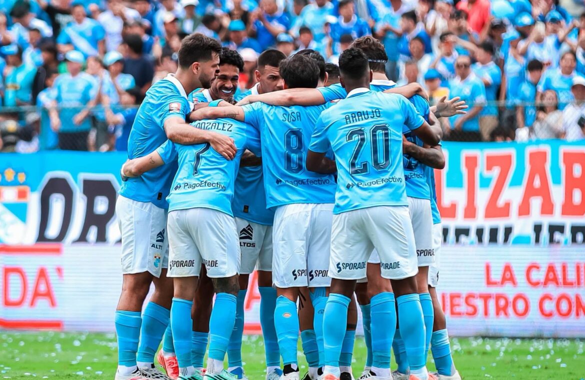 Roberto Mosquero plantea una estrategia que pondría en capilla a varios de sus jugadores. (Foto: Club Sporting Cristal)