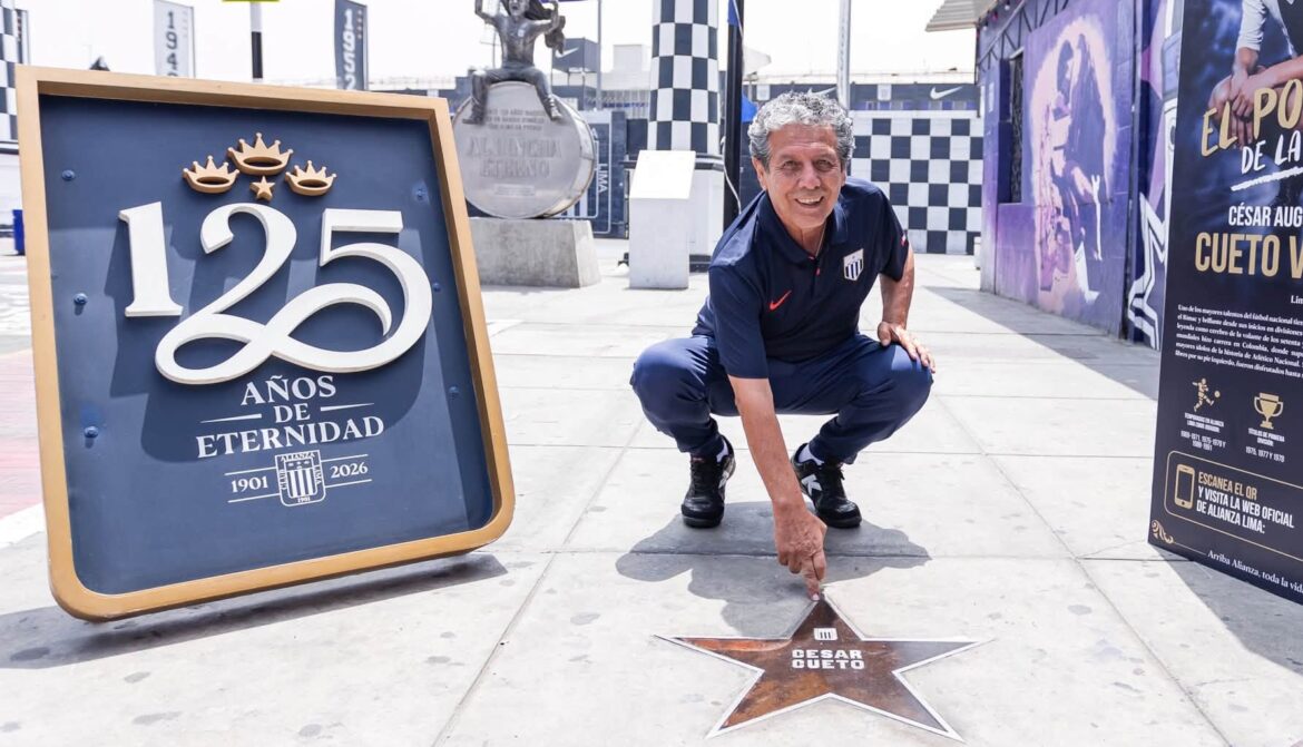 César Cueto develó su estrella en el "Caminito Íntimo" del Estadio Alejandro Villanueva. (Foto: Club Alianza Lima)