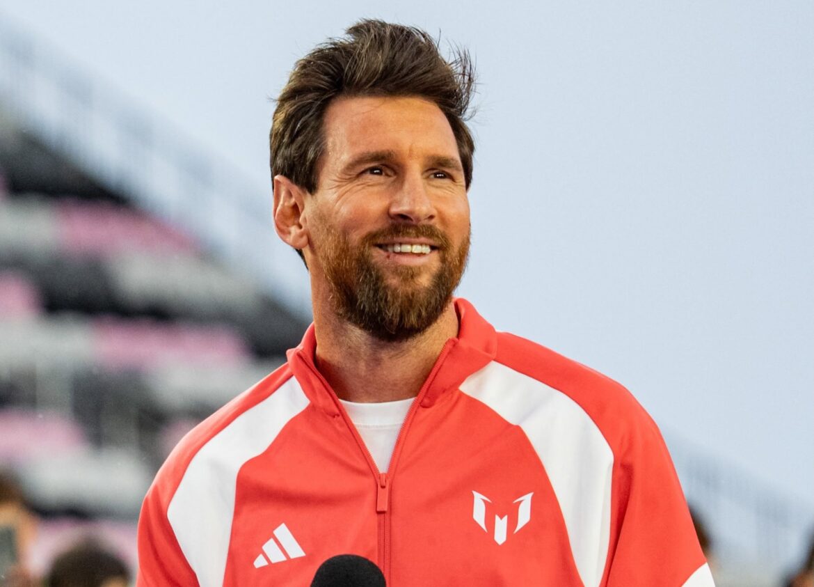 Lionel Messi hizo reír a todos en la Messi Cup al olvidar que debía darle tiempo al traductor. (Foto: Mundo Leo)